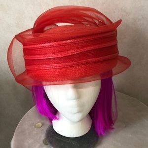 ⭐️Essence Red Hat⭐️ must bundle with other items for discount